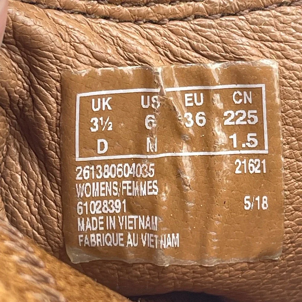 Clarks preowned gently